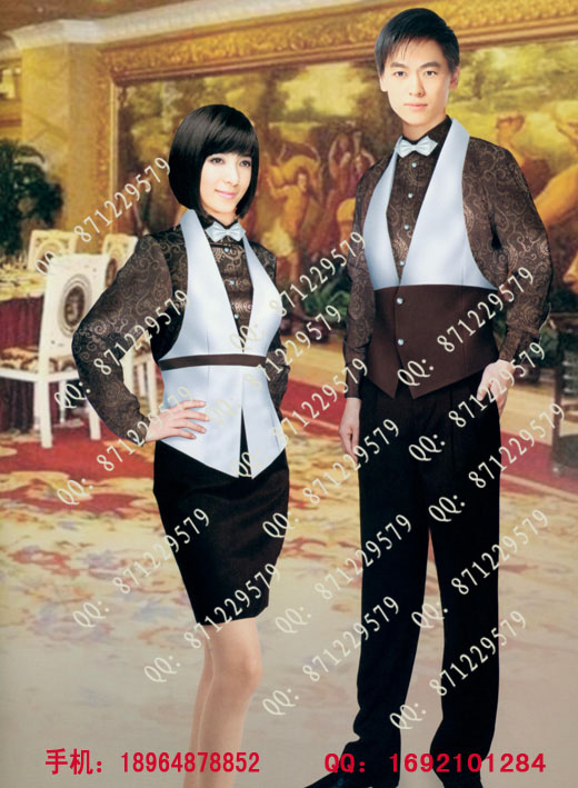 西餐厅服务员制服/欧式餐厅工作服/西式服务员服装本公司专业定做促销服-空姐服-保安服-商场营业员服-技师服-酒店制等,促销服一般采用弹力米其面料,不过也可以用卡丹皇,制服呢,全棉等材料去做,具体要看款式图片,像空姐服营业员西装之类的一般采用贡丝锦,哔叽 ,毛料之类的,夏季的衬衫一般为涤棉,全棉,像技师服大部分是用莱卡面料制做,部分可用米其做,和跟小妹服性质一样,像酒店制服之类的,一般采用卡丹皇,也有制服呢,罗尔呢,衬衫涤棉,细斜纹之类的。